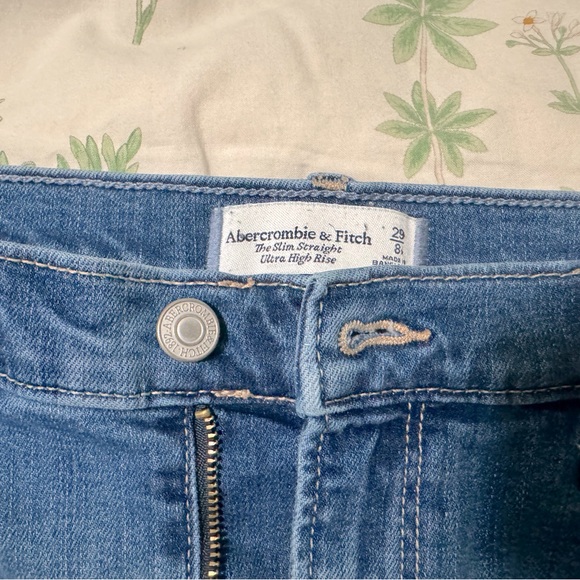 Abercrombie & Fitch Slim Straight Jeans - Mid Rise - Picture 2 of 2